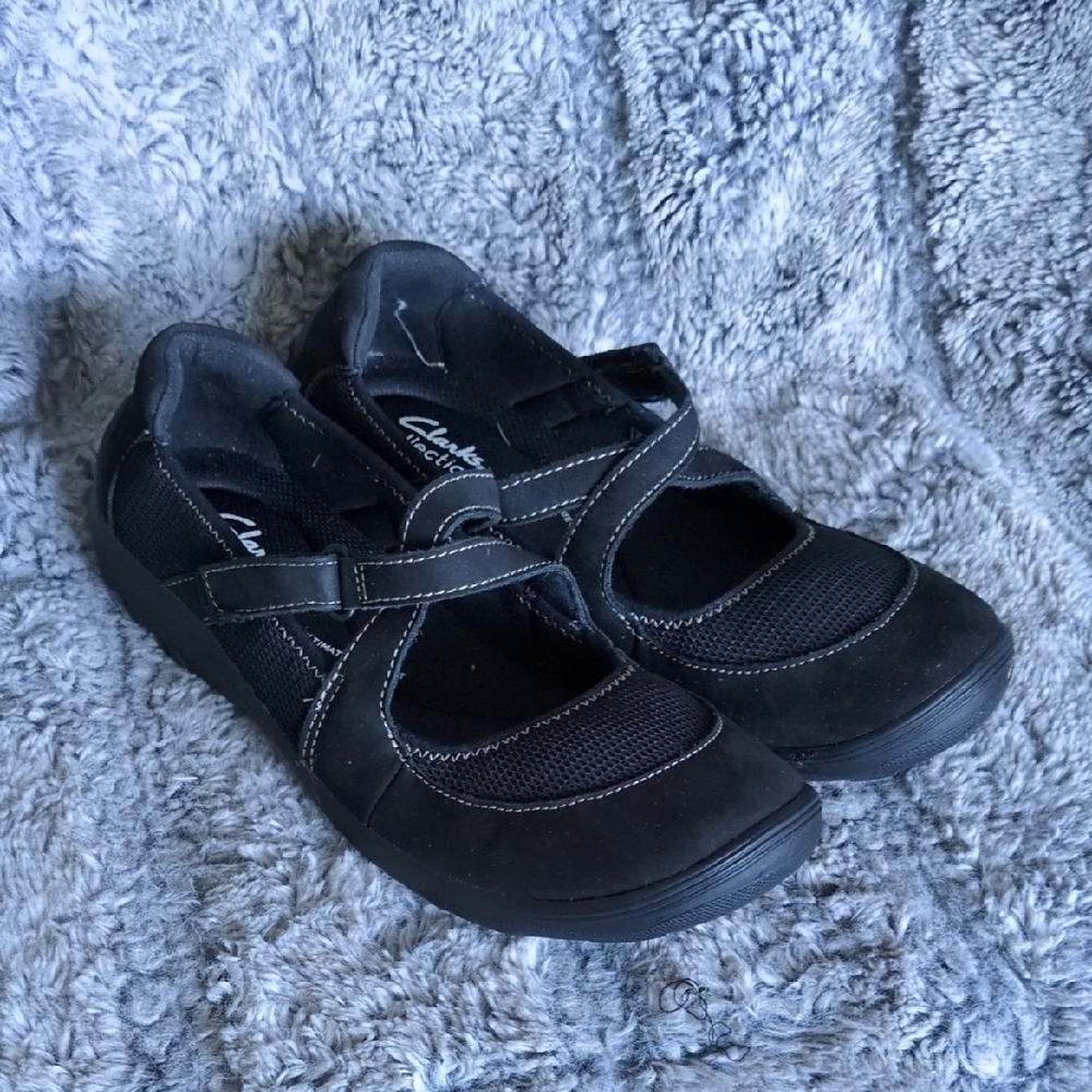 Clarks Black Flats with Rounded Toe and Comfortable Slip-On Design​​